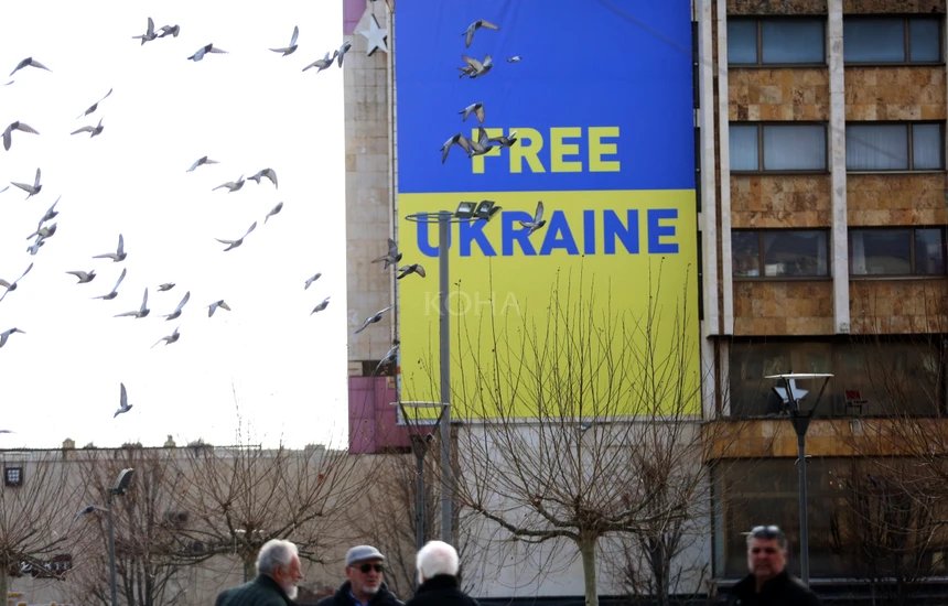kastriotmucolli's tweet photo. Shumë mirë që Kosova është rreshtu qartë kundër pushtimit rus në Ukrainë.

Për ne, Rusia nuk është një aktor i largët gjeopolitik. Si Kosovë dhe si shqiptarë të Kosovës, në periudha të ndryshme historike kemi vujtë prej politikave të saj. Edhe Serbia, që ka kry krime, masakra e spastrim etnik në Kosovë, vazhdimisht në më shumë se 100 vite, e ka pasë mbështetjen politike e diplomatike të Moskës.

Prandaj, #FreeUkraine në mes të Prishtinës është shumë ma shumë se një shprehje solidariteti me Ukrainën. Është deklarim i qartë se Kosova është kundër pushtimit, kundër luftës dhe kundër krimeve ruse.

Ukraina nuk e njeh pavarësinë e Kosovës dhe ky qëndrim duhet me u kritiku. Por raporti ynë me agresionin rus nuk duhet me u shndërru në një transaksion diplomatik: jemi kundër pushtimit vetëm nëse na njohin si shtet!

Ná e dimë çka do të thotë pushtimi, dhuna, dëbimi dhe mohimi i së drejtës për liri. Pikërisht për këtë arsye duhet të jemi kundër politikës hegjemoniste ruse: në Ballkan dhe kudo ku ajo tenton me pushtu, nënshtru e destabilizu popuj e shtete të tjera.

Mbështetja për Ukrainën tregon jo vetëm në cilën anë jemi, por edhe kush jemi. 🇽🇰🇺🇦 #SlavaUkraïni