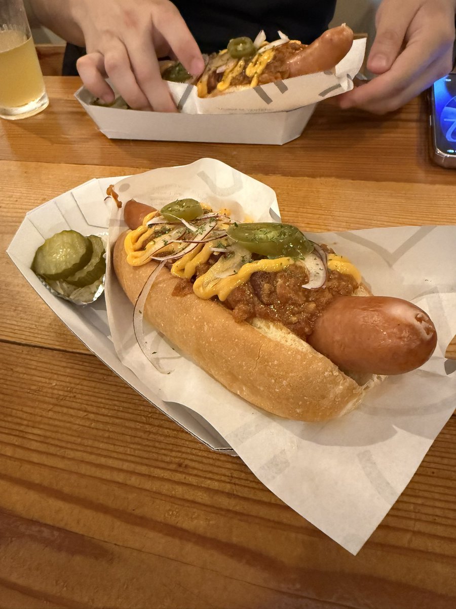 phi_hash's tweet photo. 奥多摩でクラフトビールとホットドッグ🌭🍻 https://t.co/N10M9WoCU6