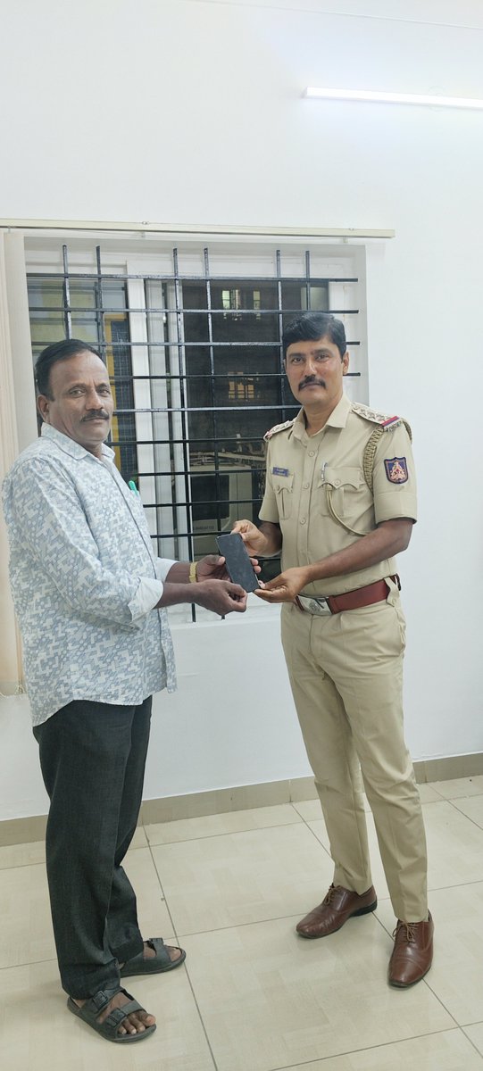 AlanahalliPS's tweet photo. ದೂರುದಾರ ಕಳೆದುಕೊಂಡಿದ್ದ ಮೊಬೈಲ್ ಫೋನ್ ಅನ್ನು CEIR ಪೋರ್ಟಲ್ ಮೂಲಕ ಪತ್ತೆ ಮಾಡಿ ವಾರಸುದಾರರಿಗೆ ಹಿಂತಿರುಗಿಸಲಾಗಿರುತ್ತದೆ. ಮೊಬೈಲ್ ಫೋನ್ ಕಳೆದುಕೊಂಡರೆ ಕೂಡಲೇ   KSP APP  E- lost Report ನಲ್ಲಿ  ನೊಂದಾಯಿಸಿ, ಬದಲಿ‌ SIM ಪಡೆದು ನಂತರ CEIR ಪೋರ್ಟಲ್ ನಲ್ಲಿ Block Stolen/Lost Mobile ಆಯ್ಕೆ ಮಾಡಿ ನಮೂದಿಸುವುದು.@CPMysuru https://t.co/6hgpeA80mD