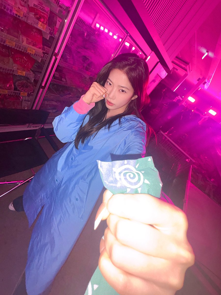 swanjooha's tweet photo. drop the tags for our birthday girl 🎂🎉

SO HAPPY TO HAVE ZUHA 
#OsakaPrincessKAZUHA 
#카즈하생일기념_소금빵89개쏨 https://t.co/flAWprJHF7