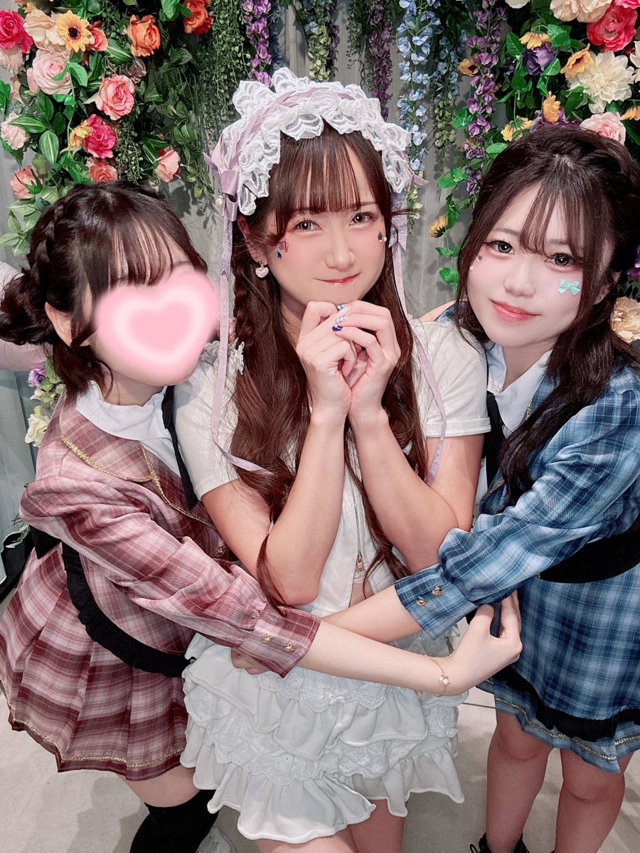Emma_nekonyan's tweet photo. 退勤🐾

あむひな卒業しちゃったぁーー😭‼️
一緒に頑張ってきた仲間の卒業とてもさみしいけど、今日はたくさんのお客様が駆けつけて下さって終始ワイワイしてて 2人がみんなに愛されてる優しい空間で良かった( > <。)♡

ご来店ありがとうございました❕

私にも指名物入れてくれた方もありがとう💗!! https://t.co/KWd9a2UIuQ