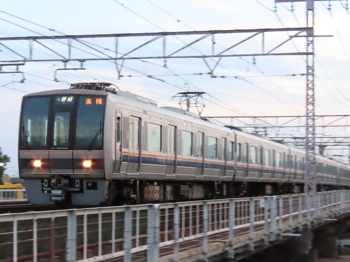 hati_8302's tweet photo. さすがに来ないかな…と思いながら今週　も8864レに期待を寄せて高槻へ…
結局見ることはできませんでしたが日常を撮影
今週は来るやらなんやら情報があったみたいで来られた方もいたようですが、皆様お疲れ様でした https://t.co/7PjM6Dc6Qf