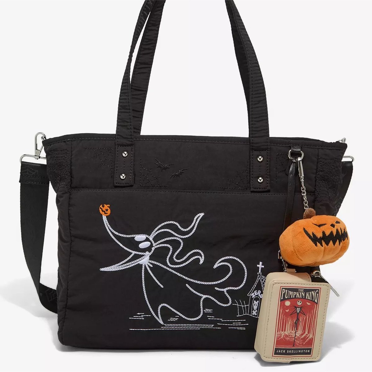 John_Doe_02270's tweet photo. Her Universeさんから新発売
【ゼロちゃんの刺繍バッグ】

ストラップ部分に蜘蛛の巣柄がエンボス加工ではいってます

サイドにはパンプキンキングのコインケースも付属されています https://t.co/zRHdu6r3FE
