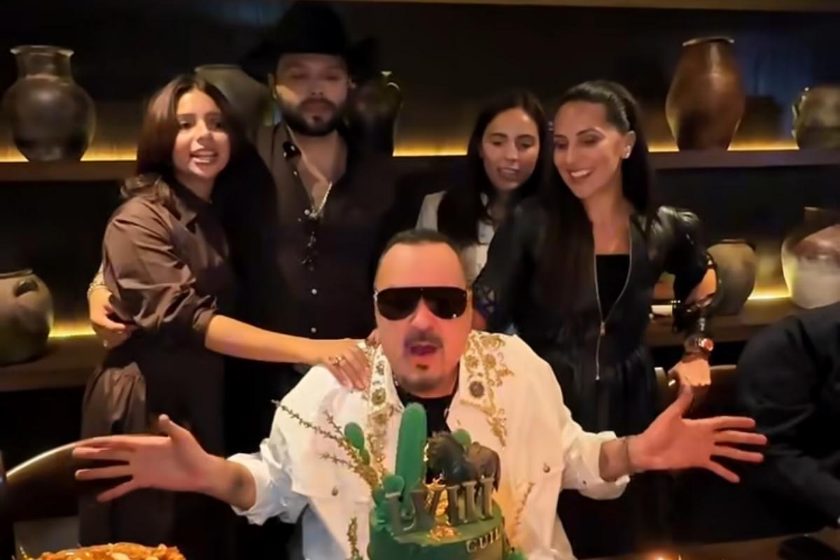 AmaneciendoMx's tweet photo. Pepe Aguilar festeja su 58 cumpleaños con música y cercanía
El reconocido cantante Pepe Aguilar ha celebrado su 58 cumpleaños en compañía de su familia y amigos, con música en primer plano.
https://t.co/8wtnYLIXuL
#pepe #aguilar #festeja https://t.co/ZAwMUUXW7K