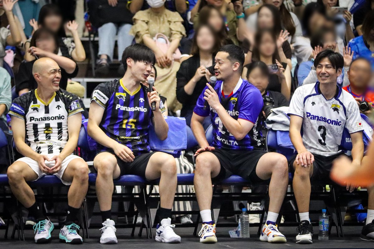 toray_i's tweet photo. 最初の方マイク持って2人でガヤってんのおもろかった(笑)
隣のオミと山添さんも楽しそう🫰
#大塚達宣
#兒玉康成
#深津英臣
#山添信也 
#GORILASTMATCH https://t.co/hGUs0tRY9B