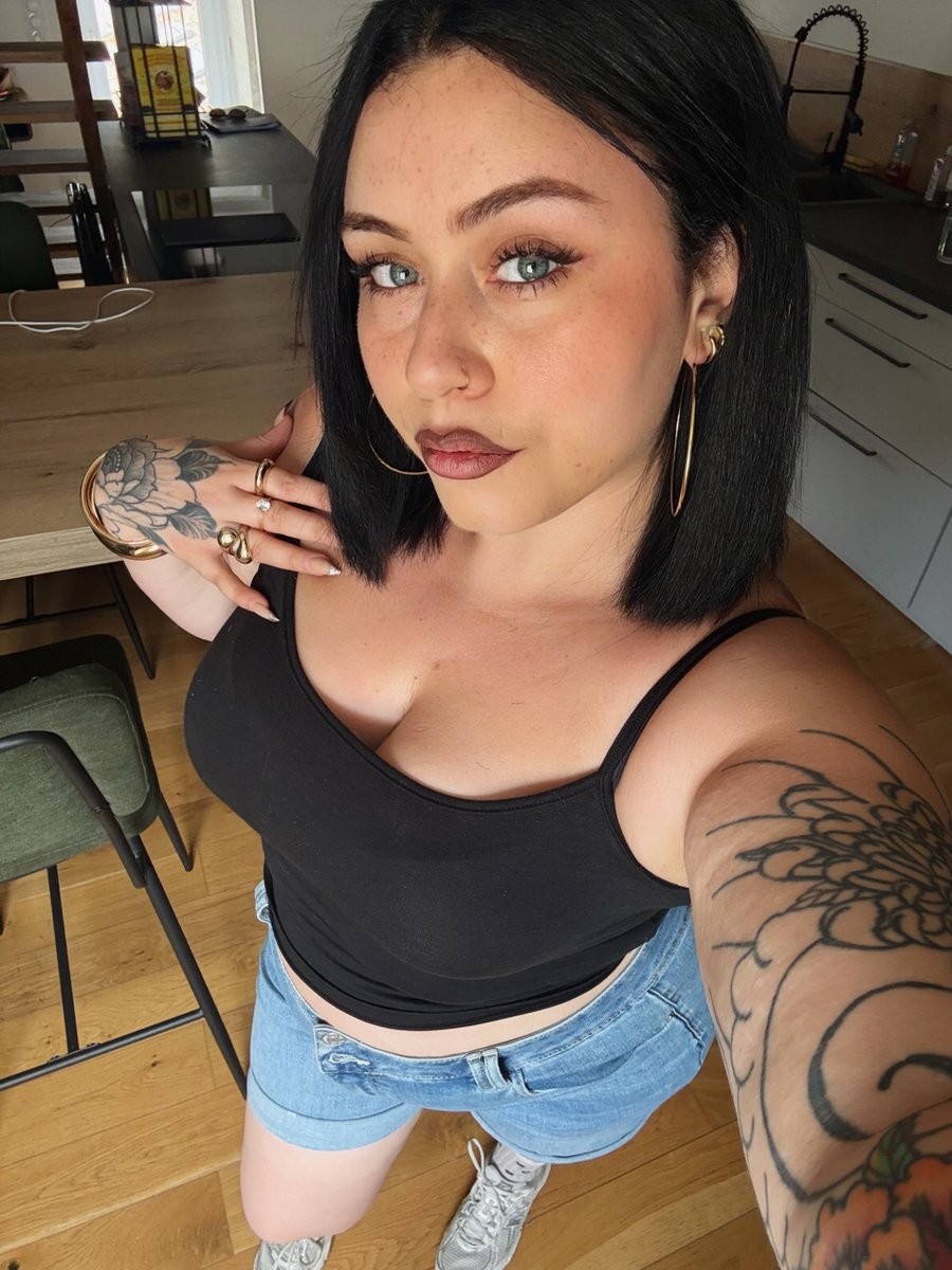 lena_dumb's tweet photo. Trix¥ in tank top is definitely one of the busy girl that saves lifes 🥰🥰🥰 https://t.co/A3cKja49XW