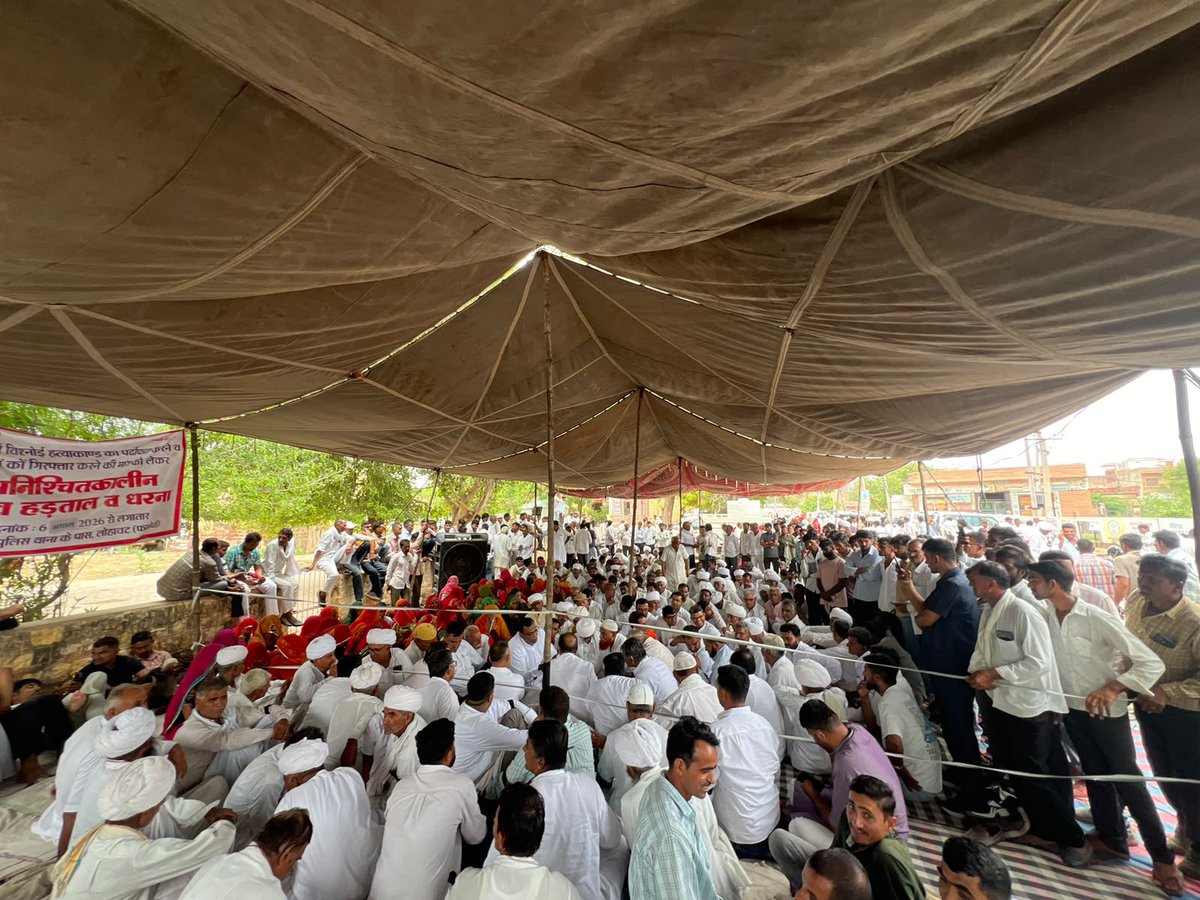 GovindDotasra's tweet photo. लोहावट में भंवरी देवी की नृशंस हत्या और उनकी बेटियों पर जानलेवा हमले को 11 दिन बीत चुके हैं, लेकिन आरोपी आज भी पुलिस की गिरफ्त से बाहर हैं। 

राजस्थान की कानून-व्यवस्था पर गंभीर सवाल खड़े हो रहे हैं। न्याय की मांग को लेकर पीड़ित परिवार, कांग्रेस के पूर्व विधायक @KISHNARAM_MLA जी समेत जनप्रतिनिधि और स्थानीय लोग अनशन पर बैठे हैं, फिर भी सरकार की संवेदनहीन बनी हुई है।

आखिर पीड़ित परिवार को न्याय कब मिलेगा? क्या प्रशासन द्वारा कार्रवाई का भरोसा सिर्फ दिखावा है? या राजनीतिक संरक्षण के कारण कानून के हाथ बंधे हुए हैं? क्योंकि हत्या के 11 दिन बाद भी आरोपी खुले में घूम रहे हैं।

हमारी मांग है सरकार तत्काल आरोपियों को गिरफ्तार करे, मामले की निष्पक्ष जांच सुनिश्चित करे और पीड़ित परिवार को न्याय दिलाए।
@RajCMO