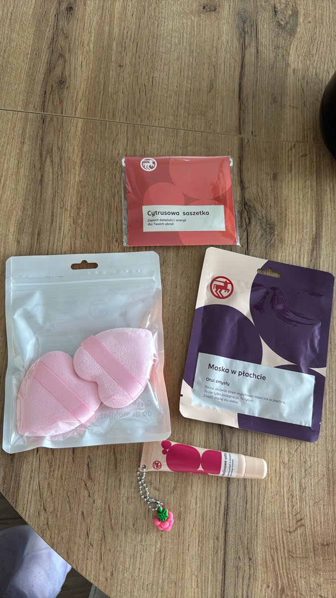 lucuo2's tweet photo. Dzisiaj zdmuchnęłam puszki w kształcie serca i dostałam jeszcze resztę giftow 🙈🫶🏼 https://t.co/lVARK8sDGK