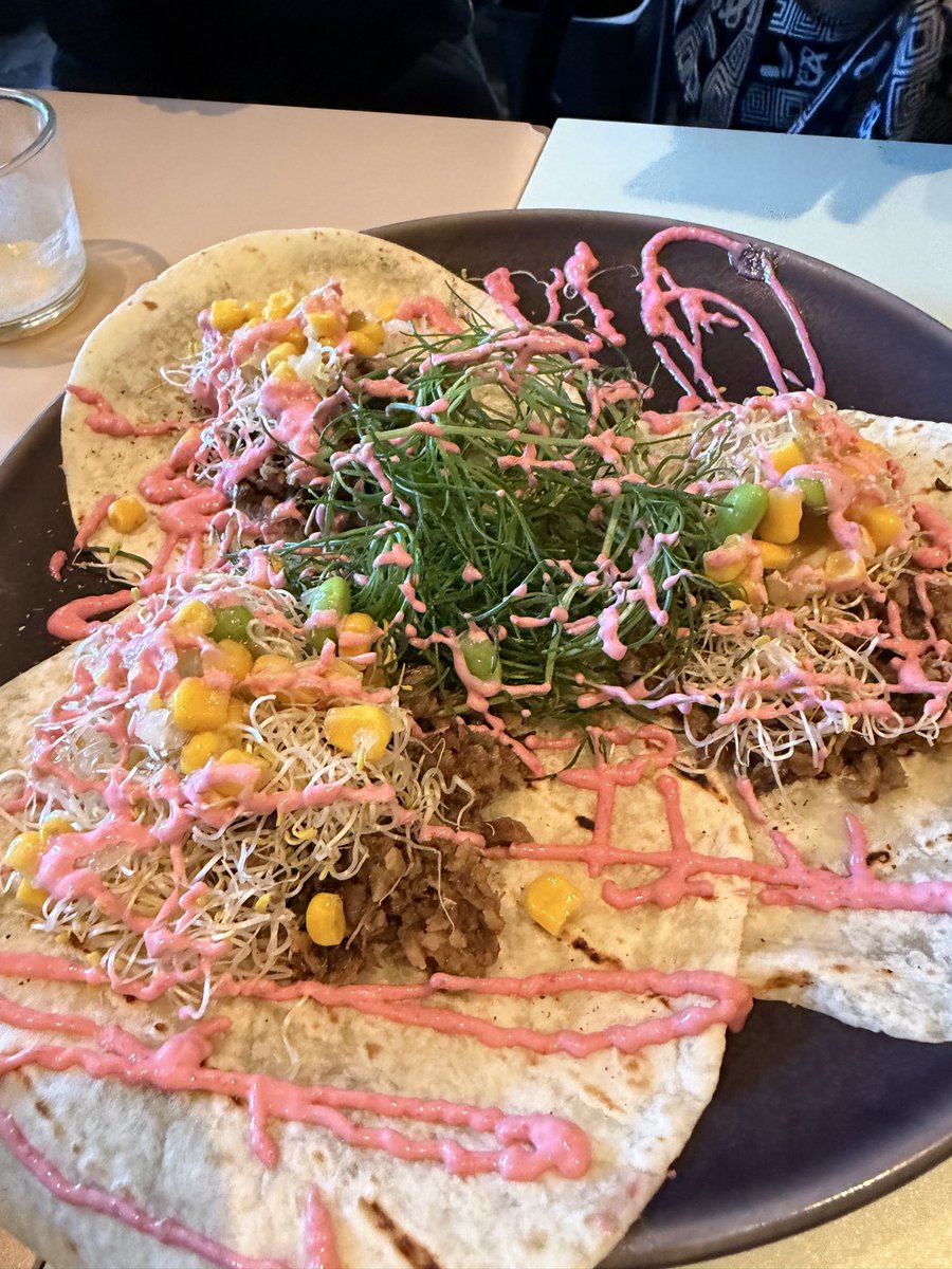 kenken_ke's tweet photo. タコス食べ放題パーティーことタコパ！
予想の倍デカくて満腹だぃ🌮
2軒目終盤は、体力切れてホットコーヒー飲んでた

バンドマン同士なのに美術展や油絵の話したり、大勢で賑やかな良い夜でした✨
主催のけいくんありがとう〜〜 https://t.co/HWPa78jh6r