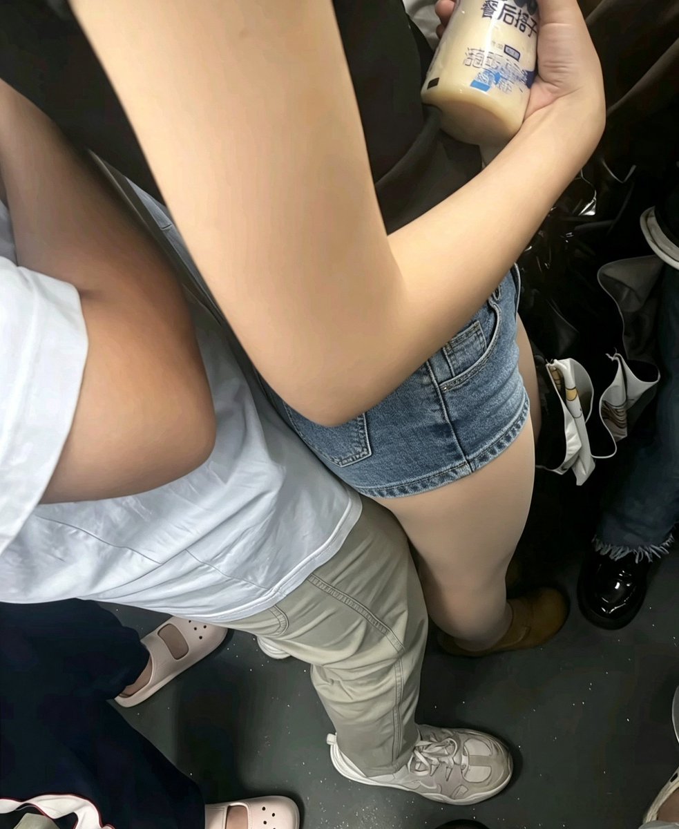shm9808's tweet photo. 我住得离学校那么远就是为了能在地铁上被色狼摸屁股，可惜色狼不是每天都有，胆子也都很小 (￣(●●)￣) https://t.co/lIqtQdpccY