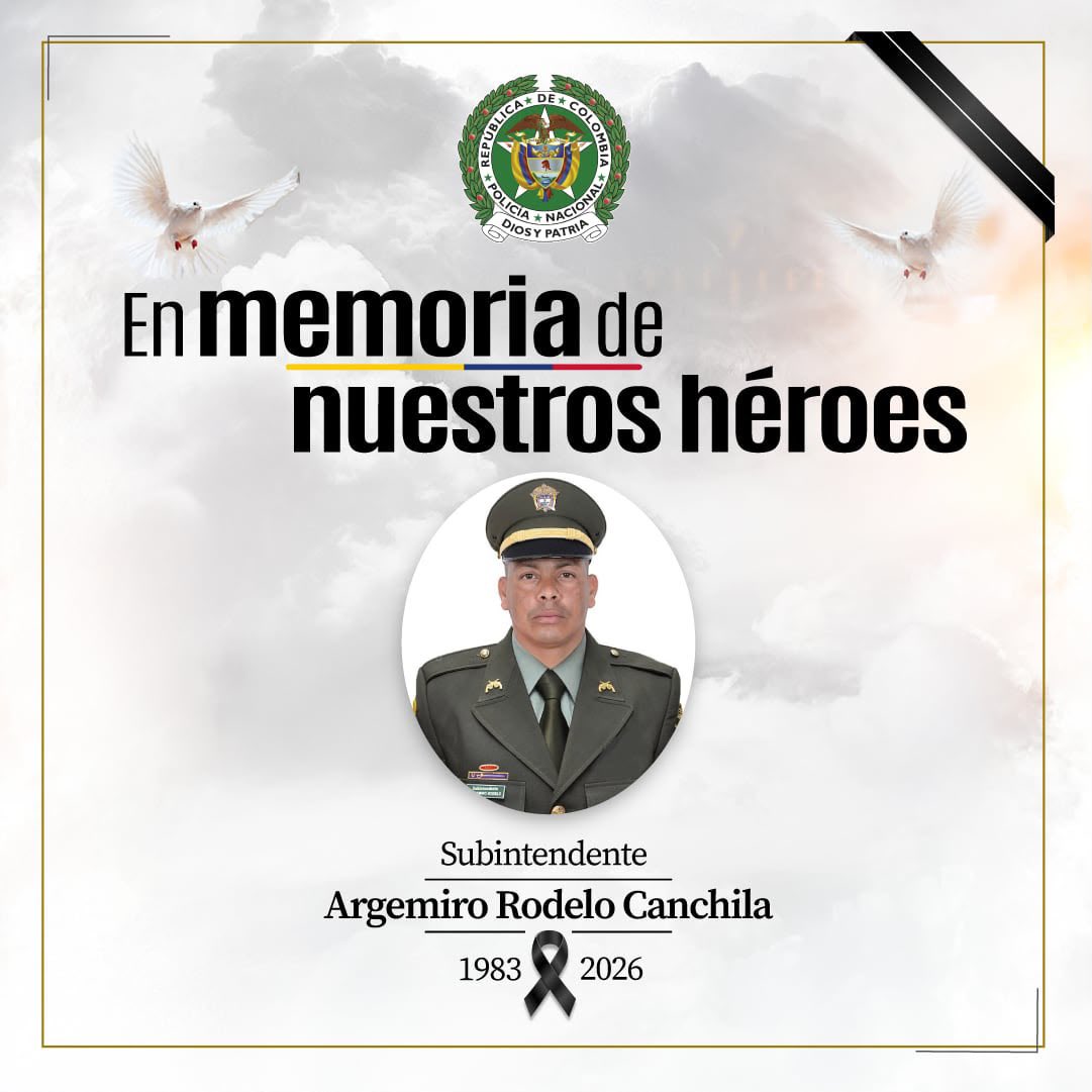 PoliciaColombia's tweet photo. Con profundo dolor rechazamos el cobarde ataque con explosivos lanzados mediante drones contra la Subestación de Policía San Roque, en el Cesar, que acabó con la vida de nuestro compañero, el Subintendente Argemiro Rodelo Canchila.

Durante 18 años sirvió a Colombia, entregando su vida a la misión de proteger a los ciudadanos con honor, compromiso y vocación. Hoy su partida enluta a colombia. 

Acompañamos con respeto y solidaridad a su familia, amigos y compañeros. Su entrega y sacrificio permanecerán en la memoria de nuestra Institución y del país al que sirvió hasta el último momento.

Su servicio a Colombia no será olvidado, Dios y Patria. 

#EnMemoriaDeNuestrosHéroes