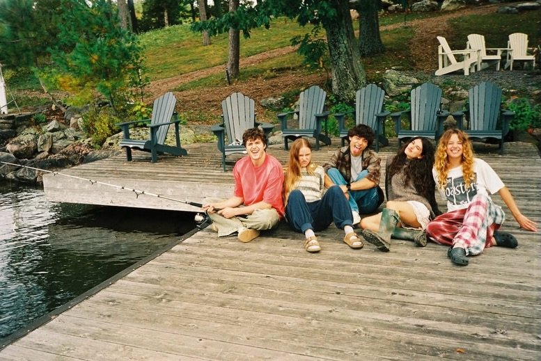 misamoart's tweet photo. the cast of sterling point nailing the family photo type of pictures https://t.co/XXzQSOe7Ya
