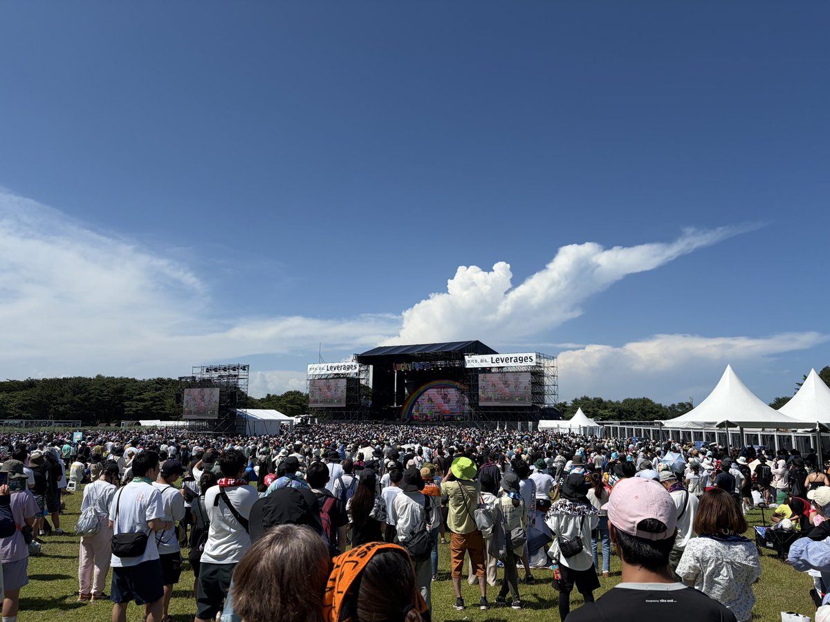 erng_san's tweet photo. 野外フェスって初めてだったんだけど、本当に行って良かった
立ってもいいし、座ってもいいし、寝てもいいし、歩いてもいいし、踊ってもいいし、地蔵でもいいし、食べてもいいし、飲んでもいい
そうか、自分は自由なんだって、心の底から思えた一日
#LuckyFes
#ラッキーフェス https://t.co/gzrIyO65qJ
