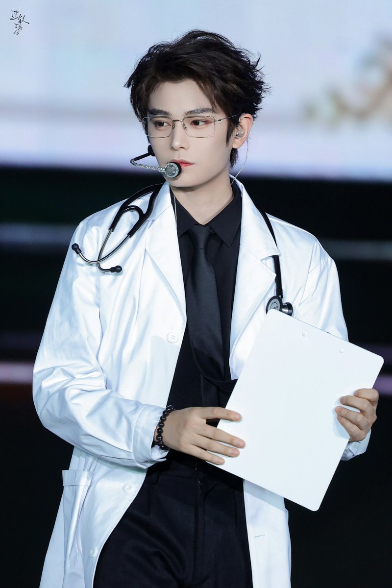mandarinfess's tweet photo. [nihao] Please Ding Yuxi  main drama modern jadi dokter lagi. Sayang banget look kaya gini jarang main drama modern 😭😭

https://t.co/UVpzEpof7M
