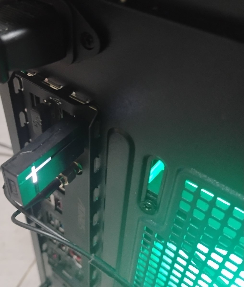 lhao3178's tweet photo. 5年前买这个山寨Xbox手柄接收器的时候只觉得太丑了，为了便宜不得不忍受。现在换了黑色的机箱以后感觉这个谜之十字灯让机箱变成了某种留着盖眼睛刘海的青少年草 https://t.co/zHD8pTYnxw
