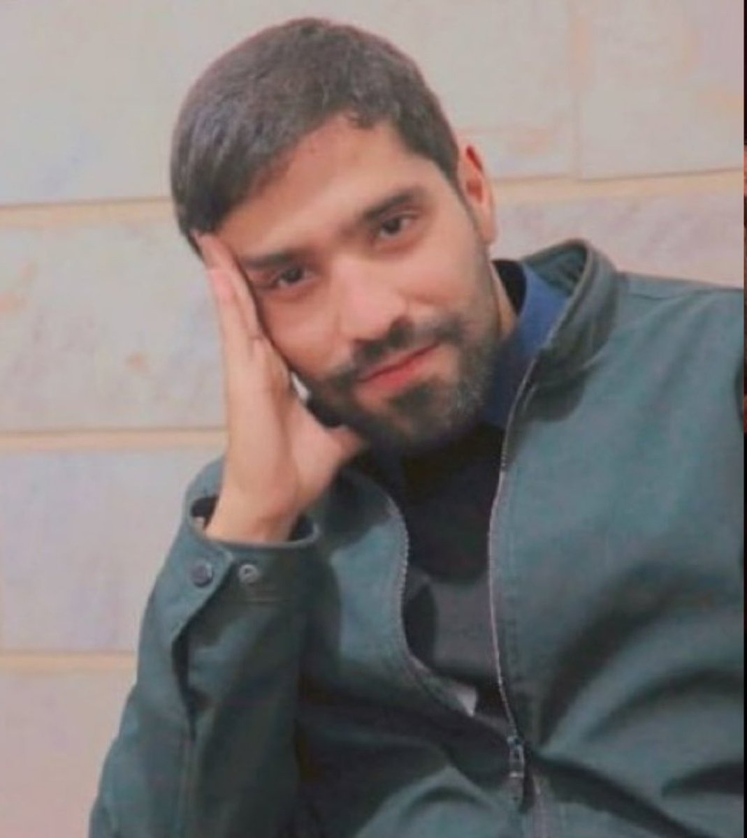 sedmahdii's tweet photo. به خاطر ۲ هزار دلار شهیدش کردن 
همونایی که می گفتن بسیجیا به خاطر پول مردم رو کشتن https://t.co/T1PJGl9IoK