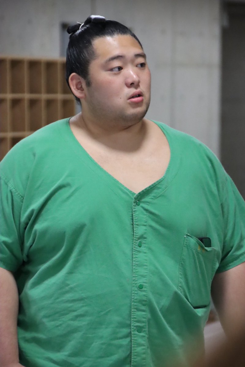 to_sumo's tweet photo. 虎徹がテレビでも有名になったことでお客さんに間違えられていた藤ノ進と豪白雲(ぜんぜん違うよ

#大嶽部屋　#藤島部屋　#武隈部屋
#郡山巡業 https://t.co/9PNb1I7kS7
