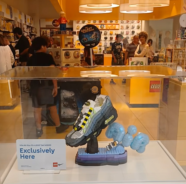 OksanaTenman's tweet photo. The Exclusive Gifts in Lego Store 🎁 #bestgift #legofan #lego #legostore https://t.co/X69E89ecZg https://t.co/MnJb7a3srB
