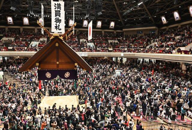 ee_hx12's tweet photo. 愛子さまを皇太子にデモの動画を拝見しました。天皇の子であり、国民からこんなに敬愛されている方が性別だけを理由に皇位継承から排除されるのは不自然。もう男子に執着するのはやめよう。 https://t.co/5IFuVEkZWE