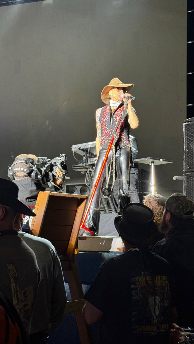 empowerelko's tweet photo. David Lee Roth in my opinion crushed it. One old legend going out having a blast! https://t.co/LZiEiqEBvc