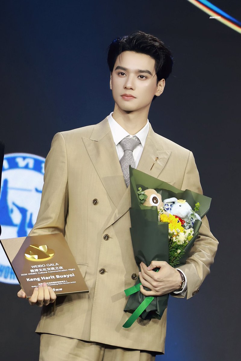 alymewgulfPH's tweet photo. SO PROUD OF YOU #KengNamping! 😭🫶 they look so amazing holding each other golden plaque of recognition. 💛

KENGNAMPING AT WEIBO NIGHT #WEIBOGALA2026xDMD 
#KNPxWEIBOGALA2026 https://t.co/8eV2QBHMOh