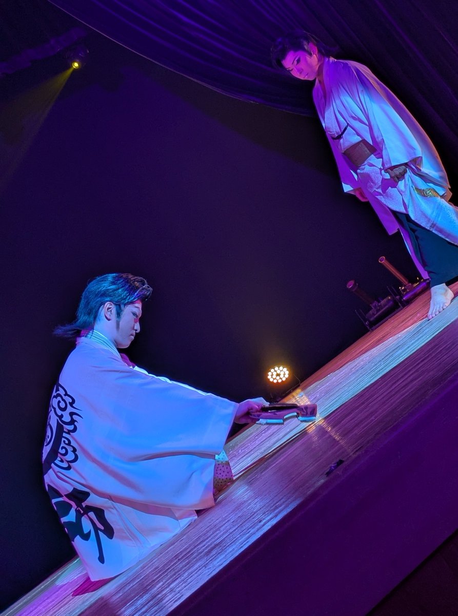 zorasan2017's tweet photo. 2026.8.8
#宝海大空座長
#宝海空也
#新開地劇場

師弟揃いの羽織りで
空也の下駄を持って客席から舞台へとそして下駄を並べる大空座長
師弟と言うより兄と弟の様に見えた😊 https://t.co/yCqnPNwSe1