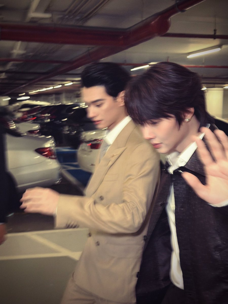 flowerknows614's tweet photo. ข่าวที่ว่าพวกคุณสองคนแอบคบกันมาสามปี ปลูกเรือนหออยู่ด้วยกันนานแล้ว อันนี้จริงไหมคะ ตอบคำถามสื่อด้วยค่ะคุณหฤษฎ์ คุณนภัส https://t.co/kdXxgBtafK