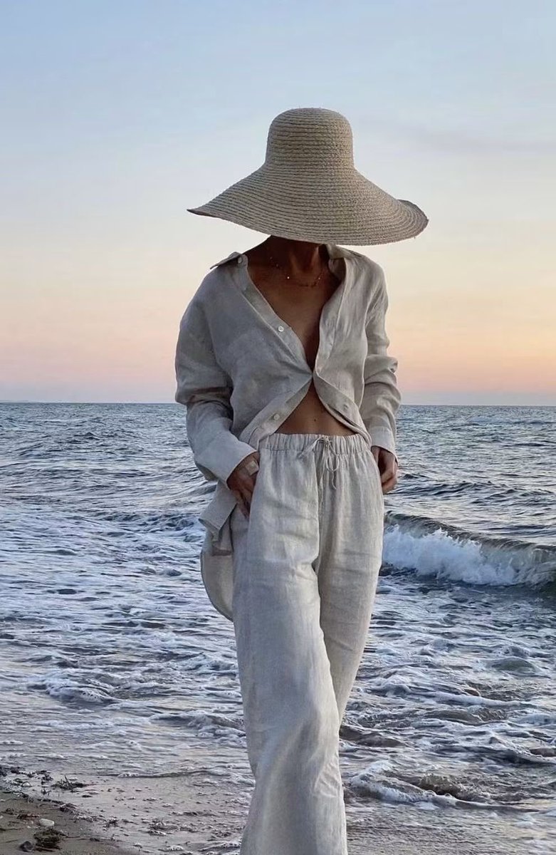 montse131958's tweet photo. Agosto es el momento del año en que todo se ralentiza. Los pasos suaves en la arena, las olas que se estrellan en la orilla, los pensamientos que miran a su alrededor y descubren la belleza de no hacer nada. Solo aceleran las páginas de los libros leídos, 👇🏻 https://t.co/1AwkQQlKvV