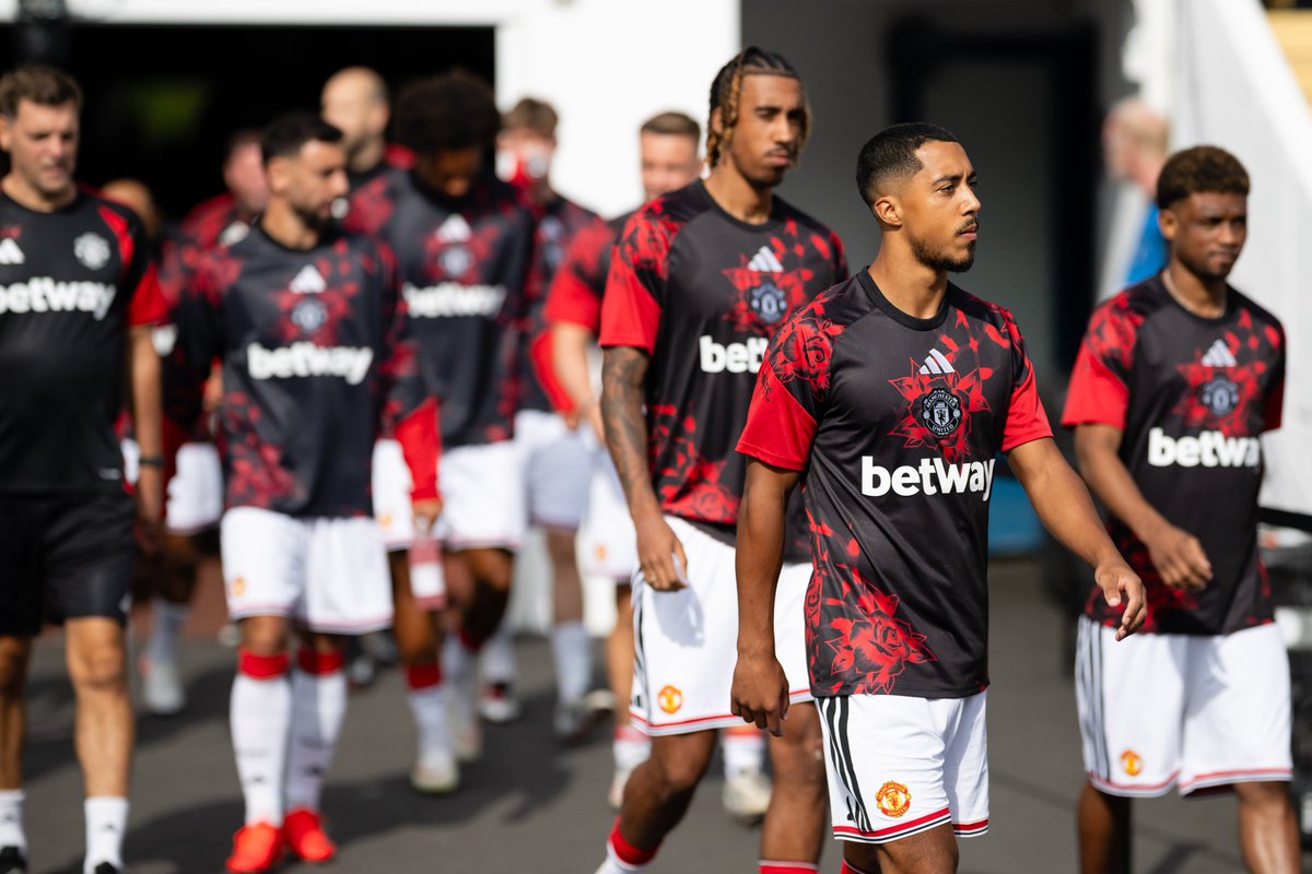 ManUtd's tweet photo. Warming up in the Swedish sunshine ☀️ https://t.co/qp2i8yCLdR
