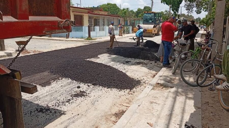 JCBaez0131's tweet photo. Empresa constructora Conalza realiza trabajos de pavimentación de vías https://t.co/n1qth8MHGN https://t.co/ua141Ksfkx