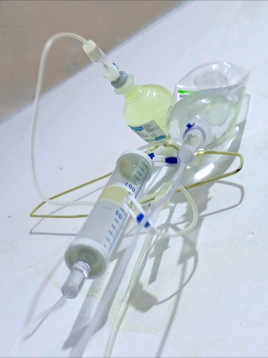 Vikoonn's tweet photo. Logré comprar levofloxacina inyectable para 5 días y la tableta de cefixima, faltan dos días

Estoy hospitalizada en casa, la doctora me mandó a inyectar Diclofenac de 100mg cada 12h porque no aguanto el dolor 🫠

Aún me falta comprar tratamiento porque veo que esto no mejora https://t.co/lSqLwDVgGe