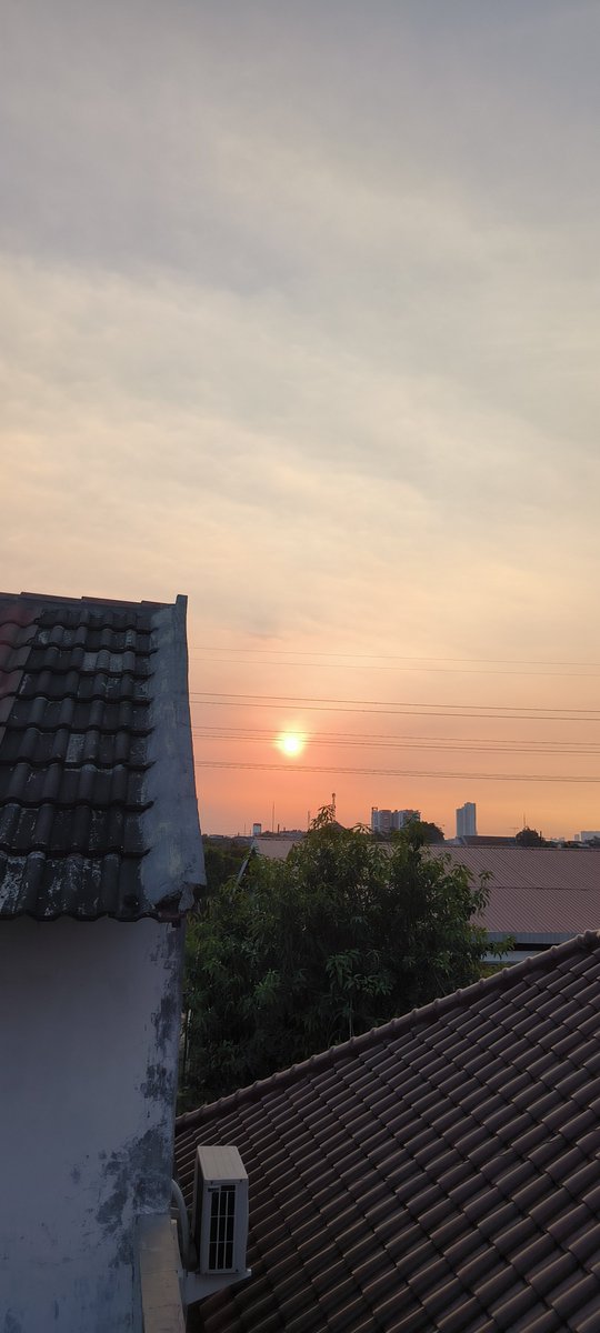 deamon568's tweet photo. sama miii td sore juga aku nonton sunset di genteng rumah https://t.co/9iSj8bs8Zs