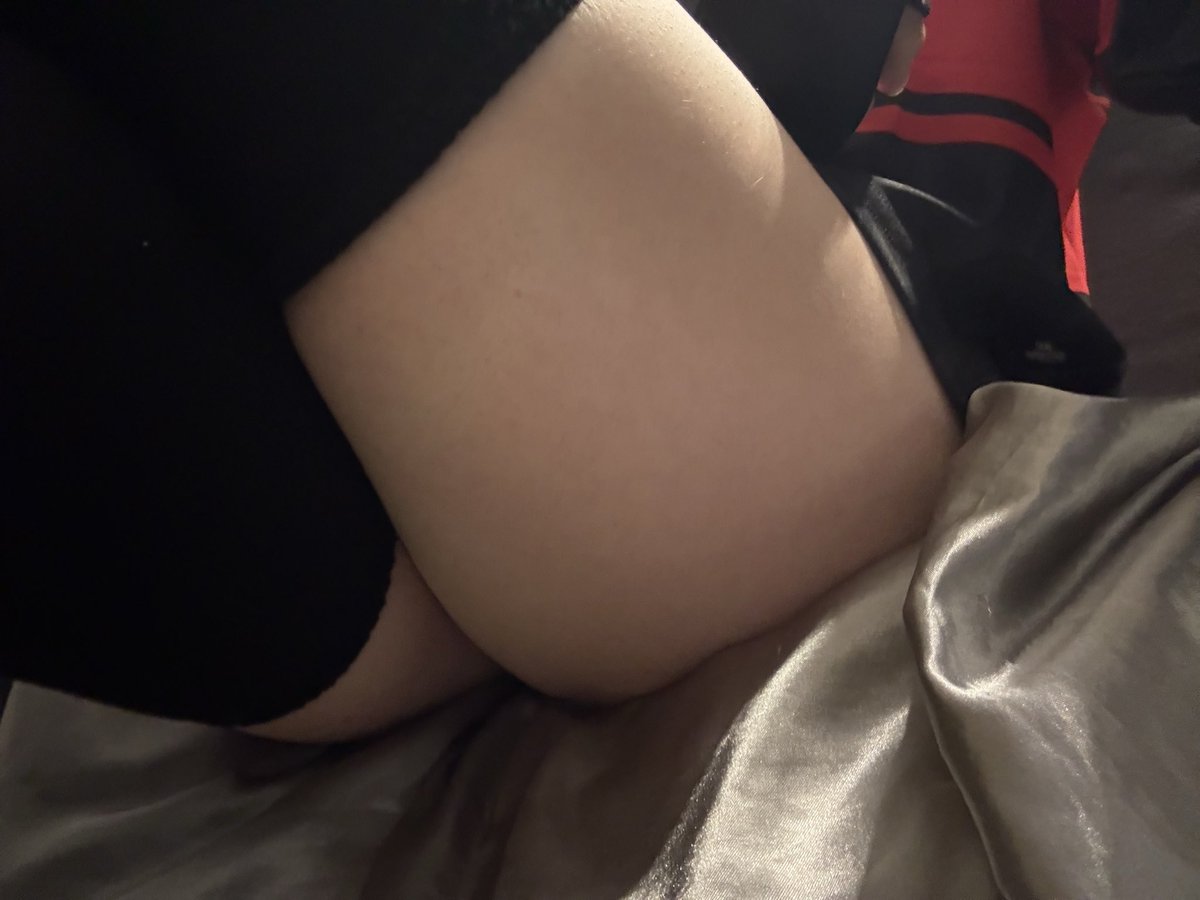 Laydynna's tweet photo. Hi everybody #wataa #nsfwtwtًً #thigh https://t.co/Zy6xREfBHm