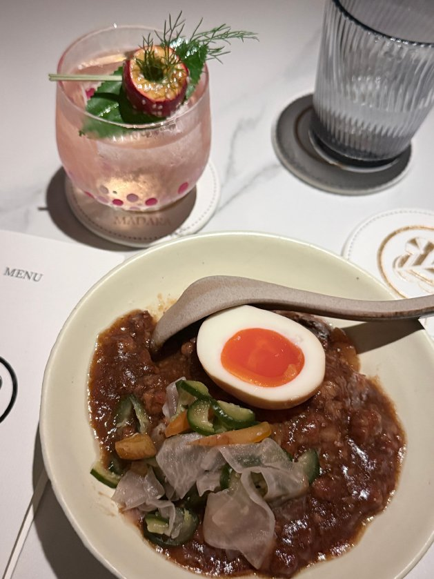 SixtisPeter's tweet photo. 맛있는 음식은 입맛을 행복하게 해주고, 은은한 취기는 지친 마음을 편안하게 해줘요
바쁜 일상 속에서도 잠시 나만을 위한 여유로운 시간을 가져봅니다
작은 순간들이 모여 결국 아름다운 하루를 만들어주는 것 같아요 https://t.co/525T8xmiPW