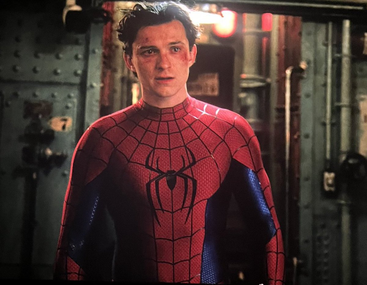 joaoguillll's tweet photo. Bizarro o quão lindo é esse novo traje do Homem-Aranha. https://t.co/oqu5jb1Qxd