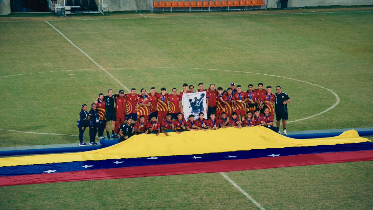 SeleVinotinto's tweet photo. 𝑬𝒔𝒕𝒂 𝒎𝒆𝒅𝒂𝒍𝒍𝒂 𝒗𝒂 𝒂𝒍 𝒄𝒊𝒆𝒍𝒐 🥇🇻🇪

Por quienes celebran desde arriba y por quienes nos acompañaron en todo el camino ❤️‍🩹

#VinotinoSub20 | #SiempreVinotinto https://t.co/KLgt2CNXz8