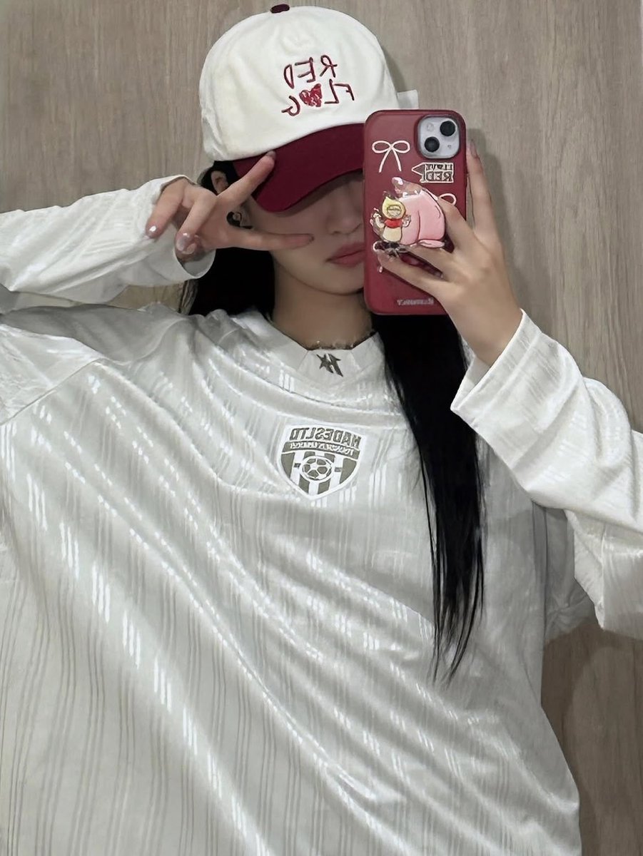FayeMalisornVN's tweet photo. The shirt was a gift from the team, while the hat was personally gifted to her by one of our team members. It makes us so happy to see that she likes these little gifts. 🥹💛

#AtomPariya https://t.co/RvdIul5l99