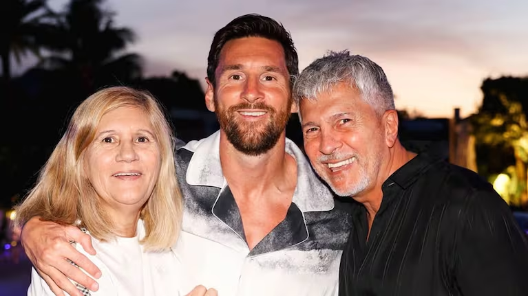 ame2246's tweet photo. Mucho dolor en Rosario, fuerza familia Messi, fuerza Leo, querido Capitán en uno de los momentos más feo de tu vida. Que en Paz descanse Jorge Messi🇦🇷 https://t.co/C6hvrNnElz