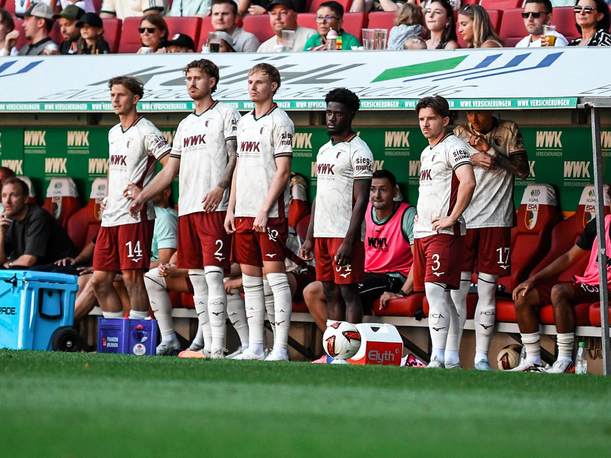 FCAugsburg's tweet photo. Mehrfachwechsel beim #FCA. Jetzt im Spiel: #Brackelmann, #Keitel, #Schnitzer, #Pedersen, #Jakic, #Breithaupt und #Mbuku. 🔁
62' | 3:2 | #FCASAS https://t.co/vrcZ3Bywkh
