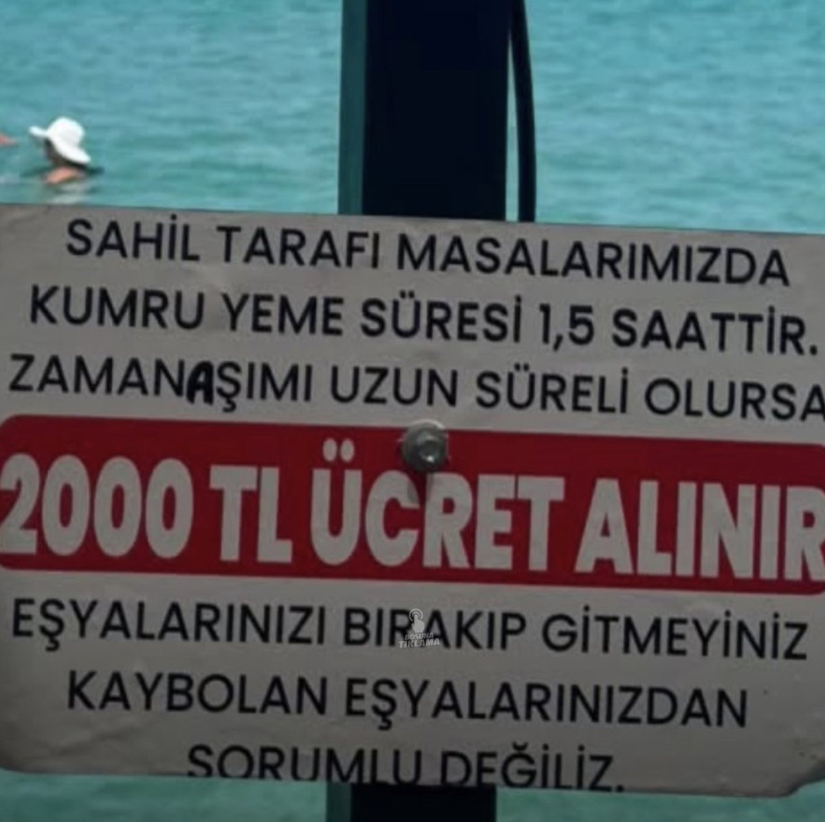 bosunatiklama's tweet photo. Çeşme'de bir kumrucunun astığı yazı:

"Sahil tarafı masalarımızda kumru yeme süresi 1,5 saattir. Zamanaşımı uzun süreli olursa 2.000 TL ücret alınır." https://t.co/i69som8u69
