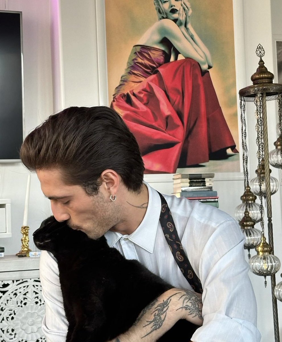 LorenzaCartagi1's tweet photo. Happy international cat day with Catdadiano🐈‍⬛ https://t.co/sgnHGbQwCe