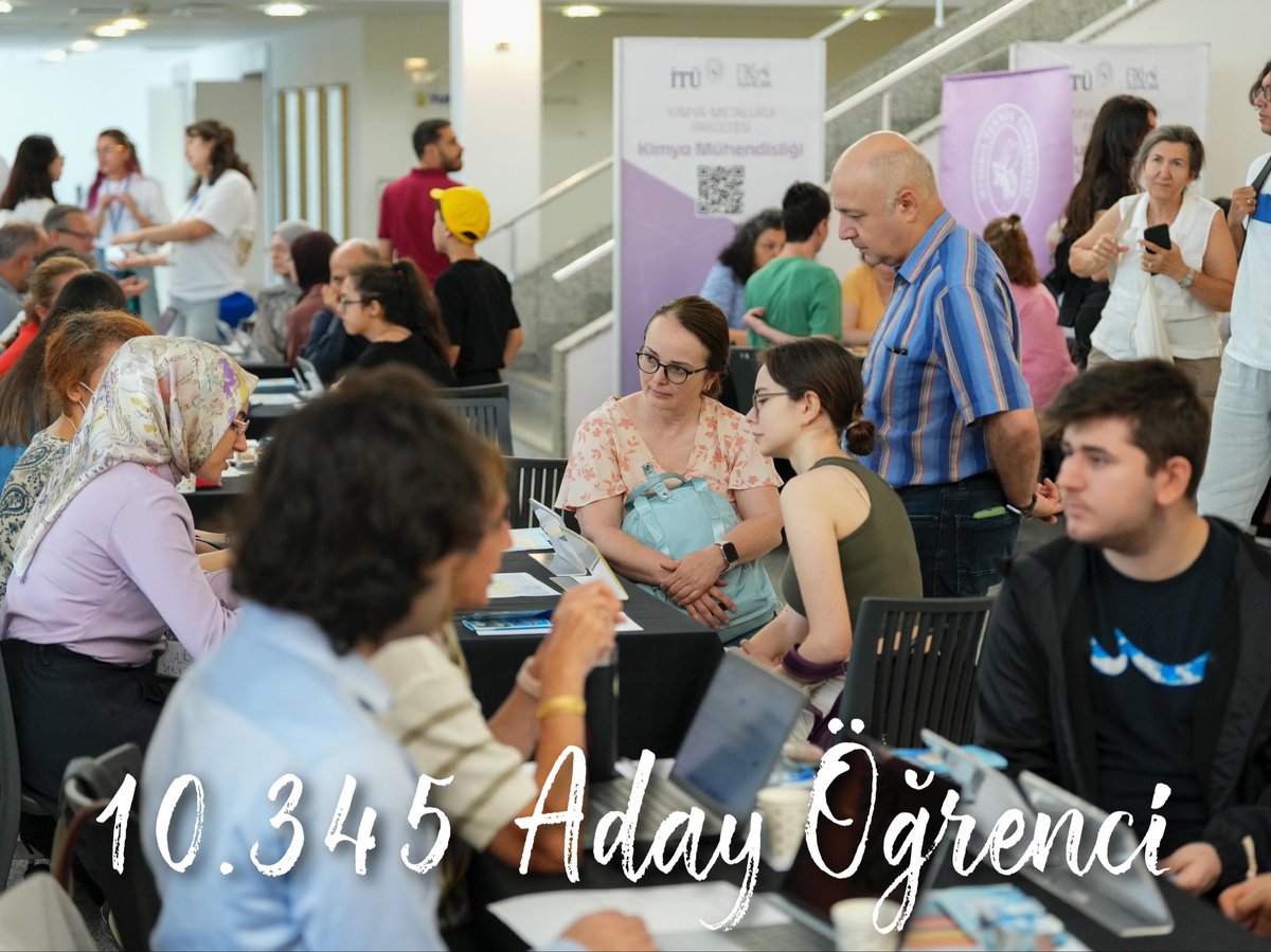 ProfHasanMandal's tweet photo. 15 gün boyunca İTÜ Tanıtım ve Tercih Günleri'nde 10.345 aday öğrencimizi ve kıymetli ailelerini kampüsümüzde ağırlayarak tercih heyecanlarına ortak olduk. 🐝🏫

Bölümlerimizin akademisyenleriyle bir araya gelen adaylarımız; 

araştırma ve laboratuvar olanaklarımızdan stantlarıyla Tanıtım ve Tercih Günlerimizde yer alan proje takımlarımıza ve öğrenci kulüplerimize, kampüs yaşamımızdan sosyal olanaklarımıza kadar İTÜ'nün güçlü ekosistemini yani yeni nesil öğrenme ortamını yakından keşfettiler. 🚀

Tanıtım ve Tercih Günlerimiz boyunca büyük bir özveriyle çalışan ve bu sürecin en büyük gücü olan öğrenci arkadaşlarımızla, 15 günün sonunda çimlerde bir araya gelerek bu güzel süreci birlikte tamamladık.

Enerjileri, emekleri ve İTÜ'ye duydukları güçlü aidiyetle aday öğrencilerimizin tercih yolculuğuna eşlik eden tüm öğrenci arkadaşlarımıza yürekten teşekkürlerimi sunuyorum. 

Şimdi aynı heyecanı, İTÜ Ailemize katılacak yeni öğrenci arkadaşlarımızla paylaşma zamanı. 

Tercihini İTÜ'den yana kullanacak tüm adaylarımızla kovanda karşılamayı sabırsızlıkla bekliyorum. 🐝

@itu1773