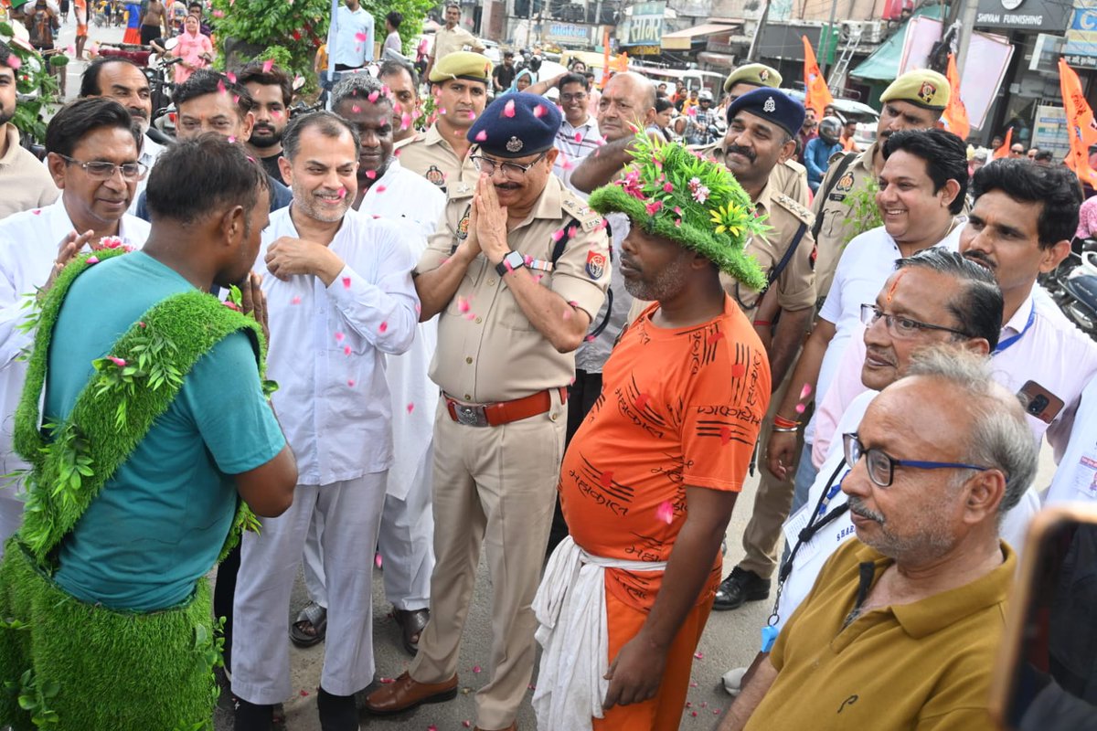 ghaziabadpolice's tweet photo. आज दिनांक 08-08-2026 को श्री सुरेन्द्र नाथ तिवारी, पुलिस उपायुक्त ग्रामीण कमिश्नरेट गाजियाबाद द्वारा सहायक पुलिस आयुक्त मोदीनगर, थाना प्रभारी मोदीनगर व पुलिस बल के साथ कांवड़ यात्रा-2026 के सुचारू संचालन एवं श्रद्धालुओं की सुरक्षा के दृष्टिगत थाना मोदीनगर क्षेत्रान्तर्गत कांवड़ यात्रा मार्ग का निरीक्षण कर सुरक्षा एवं यातायात व्यवस्थाओं का जायजा लिया गया तथा संभ्रांत व्यक्तियों के साथ मिलकर कांवड़ यात्रा मार्ग पर शिवभक्त /कांवड़ियों का पुष्प वर्षा कर हार्दिक स्वागत किया गया और शिवभक्त /कांवड़ियों द्वारा पुलिस उपायुक्त महोदय को तुलसी का पौधा भेंट किया गया।
@Uppolice