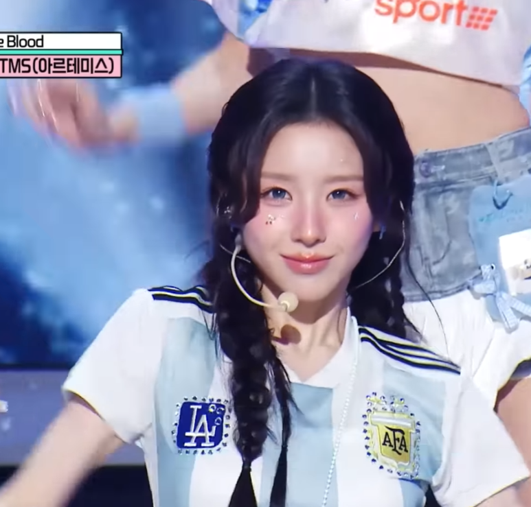 OrbitMaix's tweet photo. con la camiseta de argentina!💙🤍💙 #heejin 🐰 https://t.co/vB7rZ56sEA
