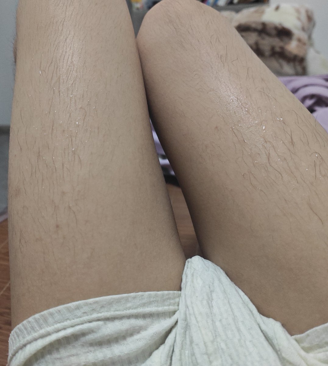 carming2580's tweet photo. 洗完澡就算擦干身体了，过一会儿还是会有很多小水珠，说明我湿气重吗？（还是说我真的没擦干净。。） https://t.co/JpMpAyEjia