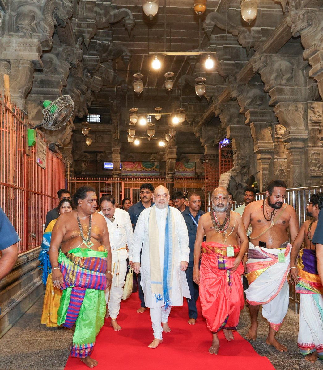 BJP4TamilNadu's tweet photo. திருவண்ணாமலையில் மத்திய உள்துறை அமைச்சர் திரு.@AmitShah அவர்கள் அருள்மிகு அருணாச்சலேஸ்வரரை தரிசனம் செய்து பிரார்த்தனை செய்த போது..

#TNWelcomesAmitshah https://t.co/EvlLcoMwBS