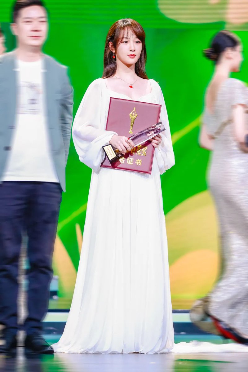 atelierdeyangzi's tweet photo. Yang Zi in Monique Lhuillier F/W 2020 Bridal collection at the 35th Hundred Flowers Award Nomination Ceremony in 2020
She was nominated for Best Supporting Actress for her role as Wang Lu in #TheBravest
#YangZi https://t.co/9pkn9jMUmK