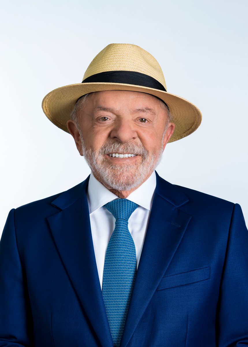 eixopolitico's tweet photo. 🇧🇷 Luiz Inácio Lula da Silva (PT) é o 5º candidato a registrar no TSE a candidatura à Presidência.

Seu plano de governo propõe o fim da escala 6x1 com jornada de 40 horas sem redução salarial e a criação do Ministério da Segurança Pública.

O plano de 83 páginas também prevê a manutenção do arcabouço fiscal, a regulação das plataformas digitais, regulamentação da inteligência artificial para remunerar artistas, combate à pejotização, reatores nucleares modulares, salvaguardas socioambientais obrigatórias para data centers, manutenção do controle de armas e o retorno da Petrobras ao mercado de distribuição de combustíveis.