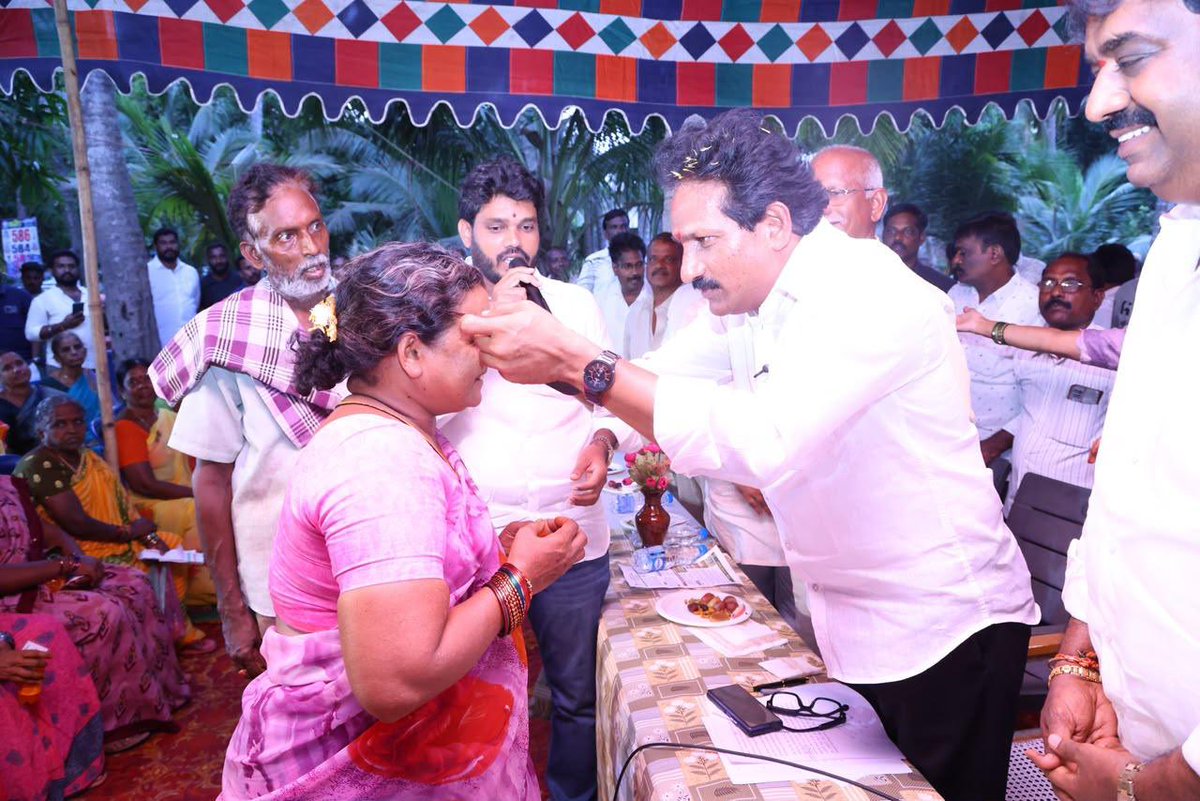 APDeputyCMO's tweet photo. నరసాపురం క్రోచెట్ లేస్ కళాకారులకు ఉచిత కళ్లజోళ్ల పంపిణీ

ఉప ముఖ్యమంత్రి శ్రీ @PawanKalyan గారి ప్రత్యేక చొరవతో నరసాపురం నియోజకవర్గ పరిధిలోని 141 మంది క్రోచెట్ లేస్ హస్తకళాకారులకు ఉచితంగా కళ్లజోళ్లు అందజేశారు. శనివారం సాయంత్రం స్థానిక ఎమ్మెల్యే  శ్రీ బొమ్మిడి నాయకర్ చేతుల మీదుగా లేసు కళాకారులకు ఈ కళ్లజోళ్లను పంపిణీ చేశారు. విజయవాడలో జరిగిన హస్తకళా మహోత్సవం సందర్భంగా ఉప ముఖ్యమంత్రి శ్రీ పవన్ కళ్యాణ్ గారు హస్తకళాకారులందరికీ ఉచిత వైద్య పరీక్షలు నిర్వహించి, ఆరోగ్య సమస్యలను గుర్తించి అవసరమైన సహాయం అందించాలని సూచించారు. ఆ ఆదేశాల మేరకు  గత నెలలో నరసాపురంలో క్రోచెట్ లేస్ కళాకారుల కోసం నేత్ర వైద్య శిబిరం నిర్వహించారు. శిబిరంలో  కంటి పరీక్షలు చేయించుకున్న వారిలో 141 మందికి కళ్లజోళ్లు అవసరమని వైద్యులు గుర్తించారు. ఈ విషయాన్ని శ్రీ పవన్ కళ్యాణ్ గారి దృష్టికి తీసుకెళ్లగా, ఆయన  వెంటనే స్పందించి అవసరమైన 141 మంది కళాకారులకు ఉచితంగా కళ్లజోళ్లు ఏర్పాటు చేశారు. కళాకారులకు అందించే కళ్లజోళ్ల నాణ్యత విషయంలోనూ ప్రత్యేక శ్రద్ధ తీసుకున్న శ్రీ పవన్ కళ్యాణ్ గారు, మంగళగిరి క్యాంపు కార్యాలయంలో స్వయంగా పరిశీలించిన అనంతరం కళాకారులకు పంపించారు.

(1/2)