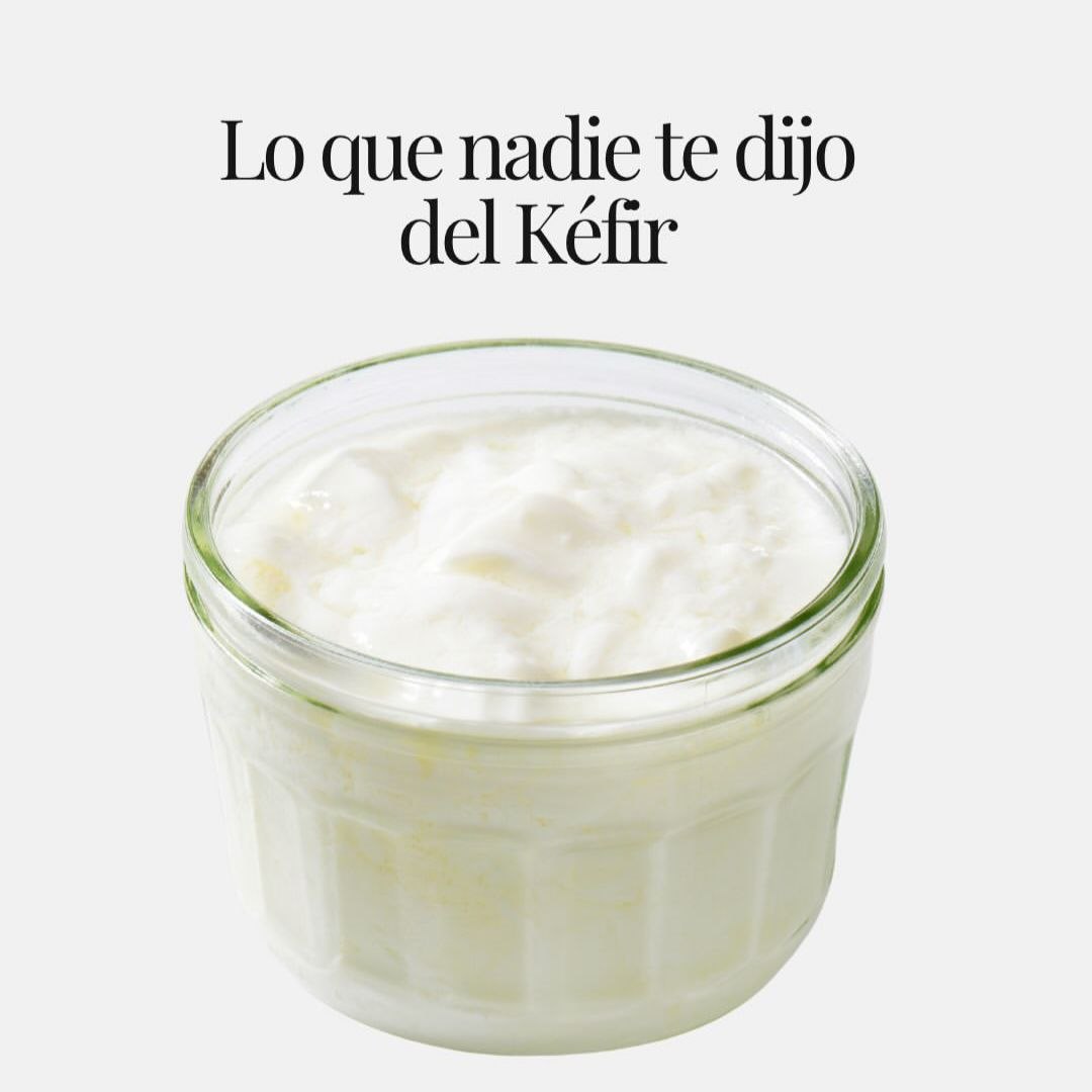 toronjilpapi's tweet photo. El kéfir no es un simple lácteo fermentado, sino una matriz simbiótica viva capaz de modular la microbiota y transformar la salud metabólica e inmunológica.

Consumir kéfir de forma regular es una de las estrategias biológicas más accesibles y potentes para restaurar la barrera intestinal y combatir la inflamación sistémica.

Revisiones científicas confirman que la compleja simbiosis de bacterias y levaduras en el kéfir produce compuestos bioactivos únicos que van más allá de la nutrición básica, respaldando su uso terapéutico y preventivo.

Principales hallazgos:
- El kéfir estándar debe contener un mínimo de 10^7 UFC/ml de microorganismos totales y no menos de 10^4 UFC/ml de levaduras activas para garantizar su potencial probiótico.
- Contiene kéfiran, un exopolisacárido exclusivo (producido principalmente por *Lactobacillus kefiranofaciens* y *Lactobacillus kefiri*) con estructura de D-glucosa y D-galactosa (relaci��n 1:1), resistente a la hidrólisis enzimática del sistema digestivo.
- Los granos de kéfir están compuestos estructuralmente por un 45.7 % de mucopolisacáridos, 34.3 % de proteína total, 4.4 % de grasa, además de ser ricos en vitaminas del complejo B, vitamina K, calcio, fósforo y magnesio.
- Las bacterias aisladas del kéfir demuestran una alta resistencia al pH ácido del estómago y a las sales biliares del tracto gastrointestinal, adhiriéndose con éxito a la mucosa intestinal.
- Su consumo regular mejora la digestión y la tolerancia a la lactosa, actúa sobre el colesterol plasmático, regula la glucosa y ejerce efectos antihipertensivos mediante la inhibición de la enzima convertidora de angiotensina (ECA).

* ¿Qué hace que el kéfir sea superior a otros lácteos fermentados?

A diferencia del yogur convencional, el kéfir se produce a partir de granos que albergan una asociación simbiótica compleja de bacterias ácido-lácticas, bacterias ácido-acéticas y levaduras (tanto fermentadoras como no fermentadoras de lactosa). Esta diversidad microbiana única genera una gran cantidad de metabolitos activos —como péptidos bioactivos, bacteriocinas y ácidos orgánicos— que optimizan la salud digestiva, inmunológica y metabólica de forma integral.